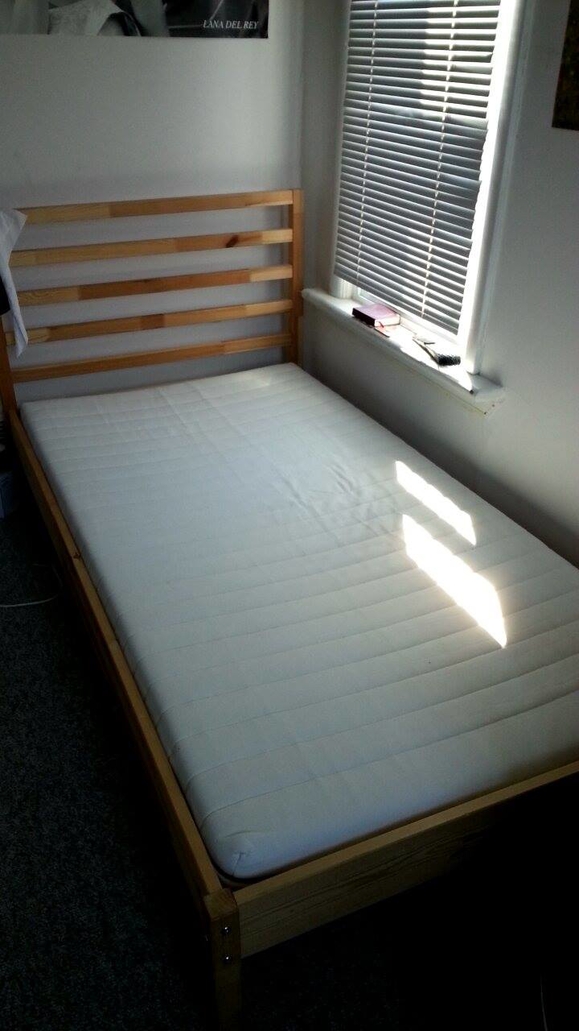 bed frame+matress 80$. 八成新