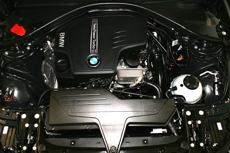 800px-BMW_328i_F30_2012_Motorraum_1.jpg