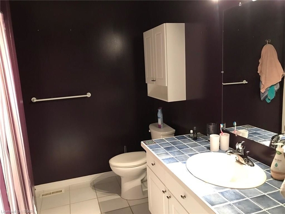 Bathroom in the main floor.JPG